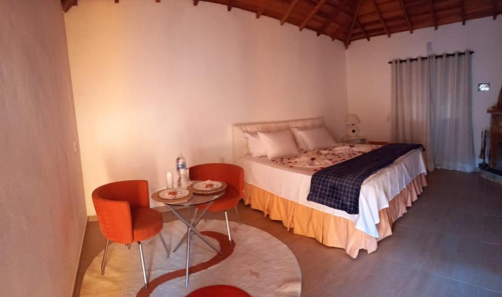 Quarto com Cama Queen-size e Banheira de Hidromassagem