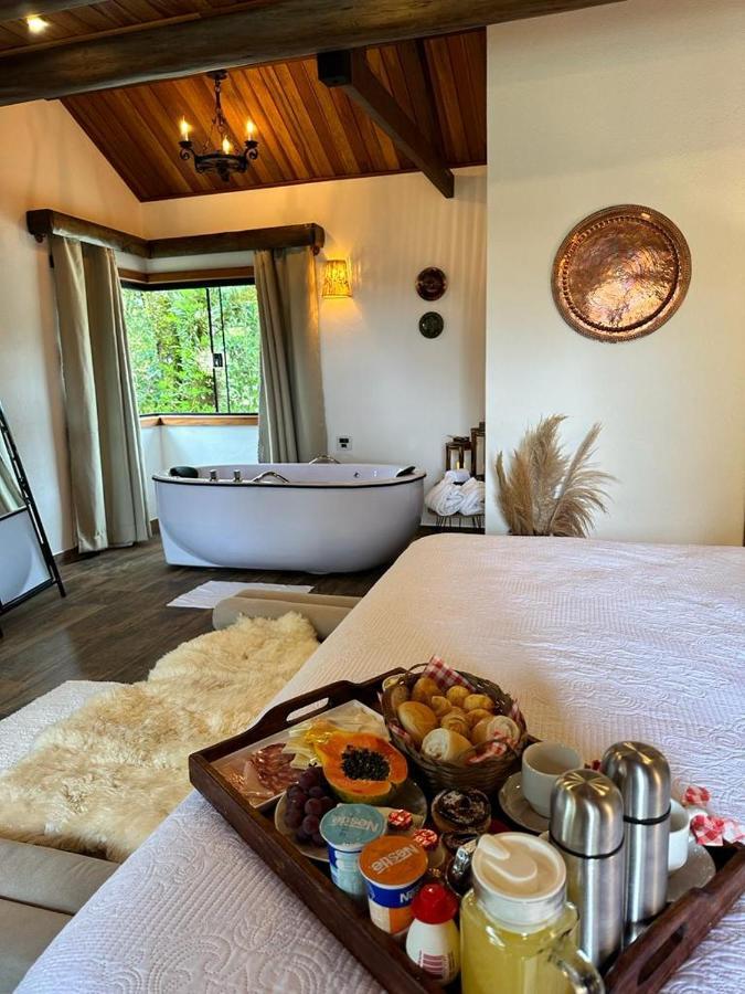 Suíte com Cama King-size e Banheira de Hidromassagem